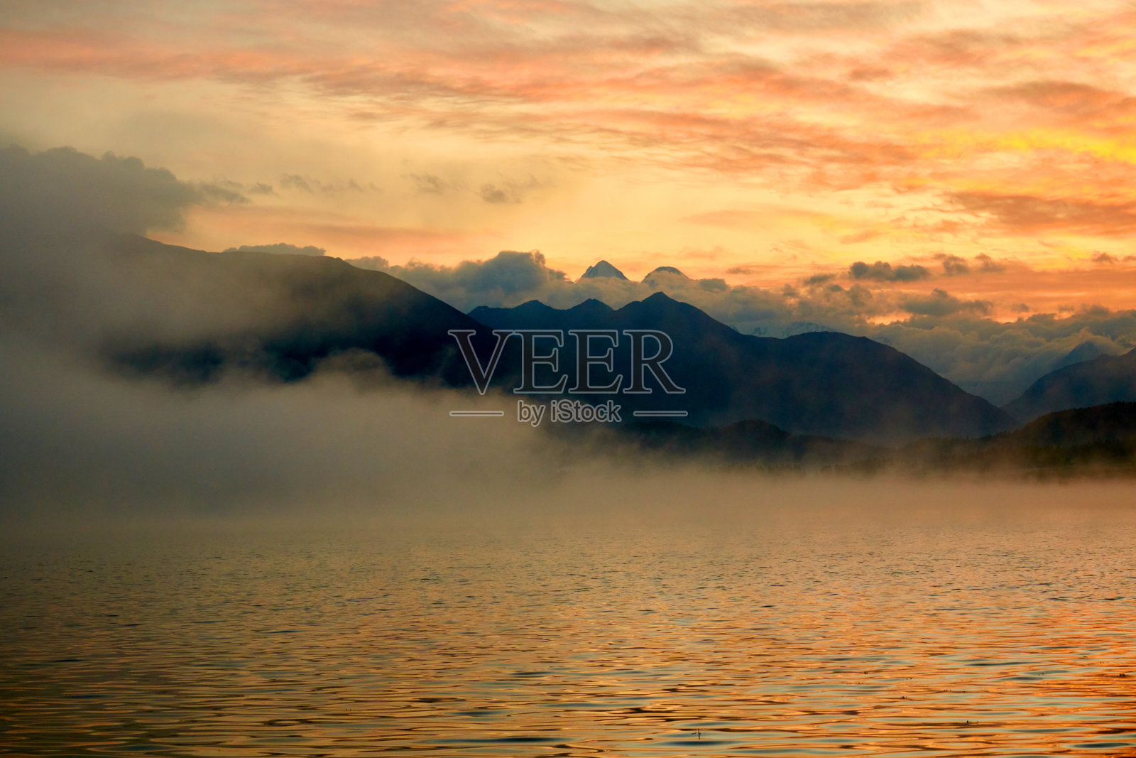 哈萨克斯坦东部Yazevoe湖上空的大气晨雾。照片摄影图片