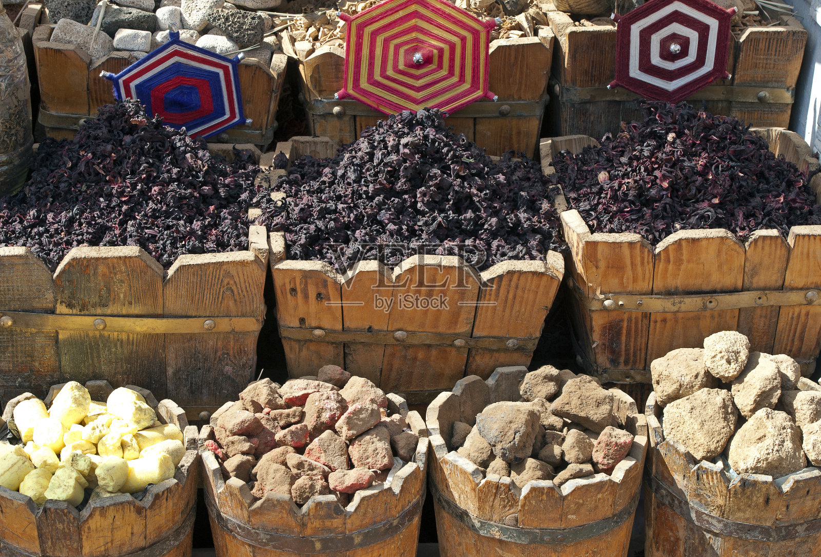 阿斯旺尼罗河努比亚村庄的市集摊位：展示当地特色美食照片摄影图片