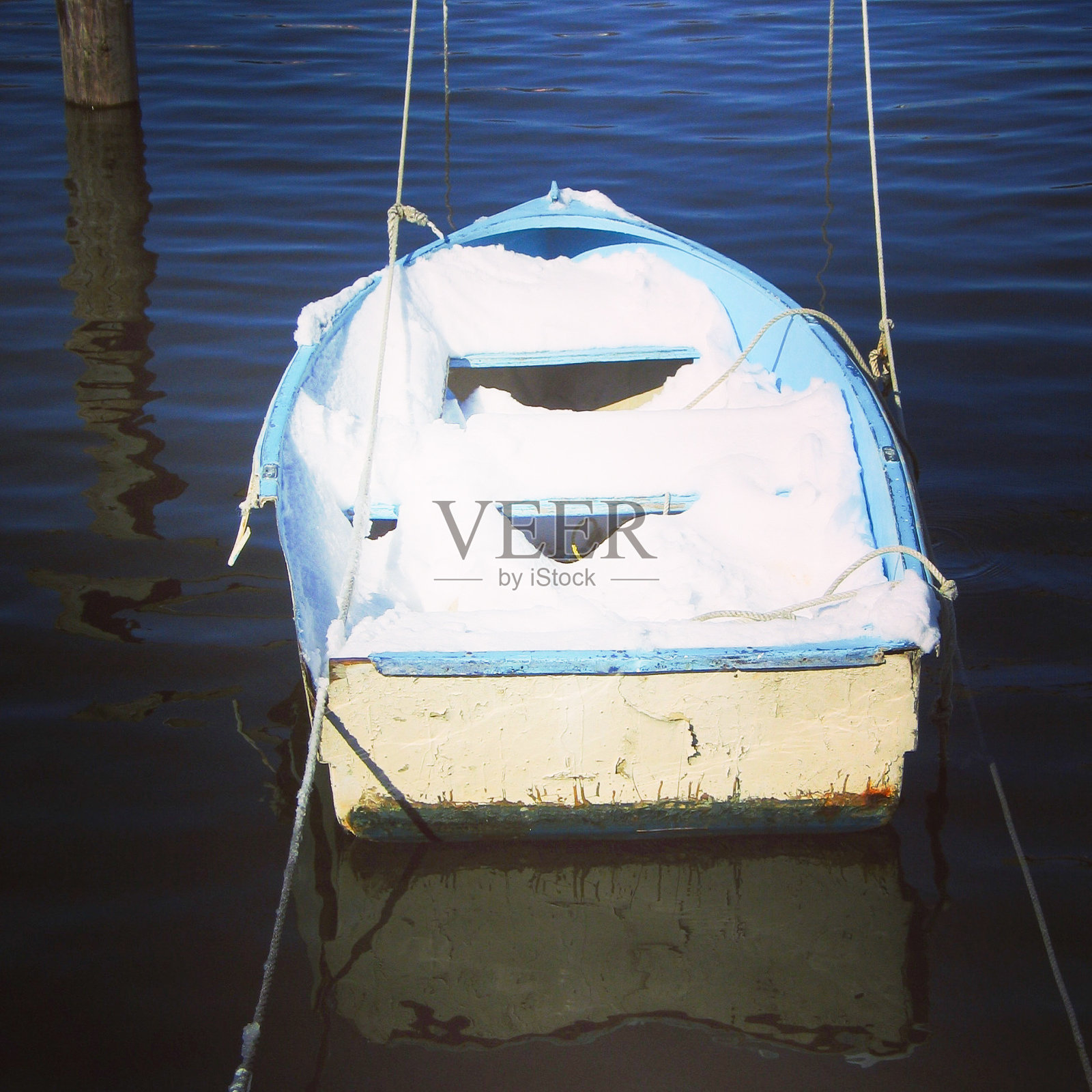雪中的船照片摄影图片