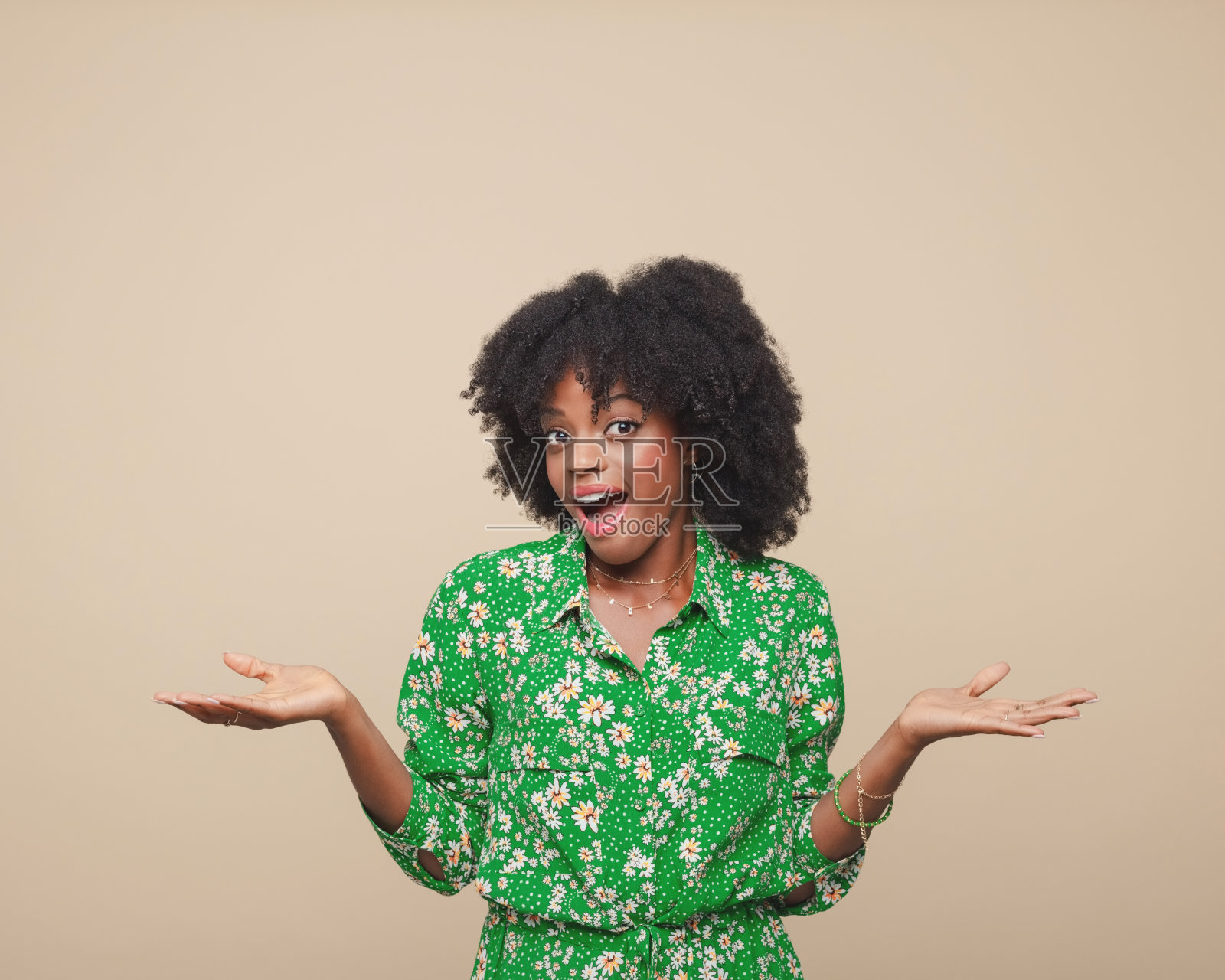 兴奋的年轻女子对着镜头微笑的肖像照片摄影图片