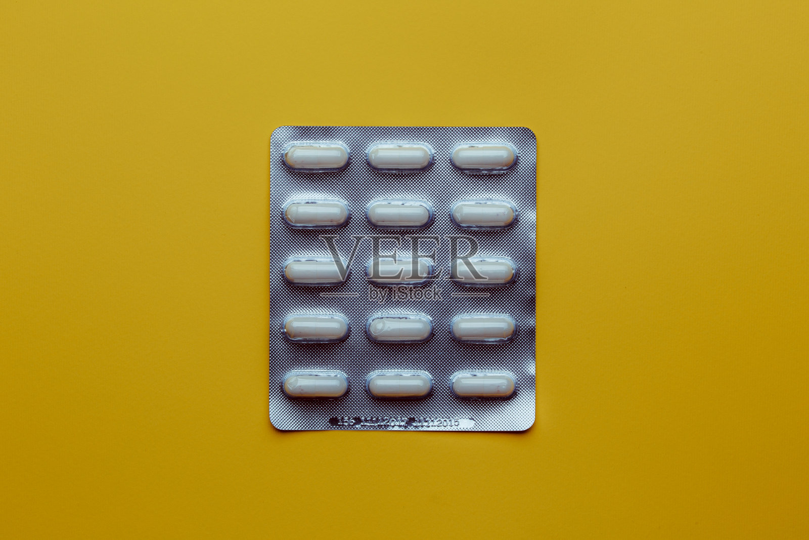 治疗病毒感染的药片。黄色背景的药物。照片摄影图片