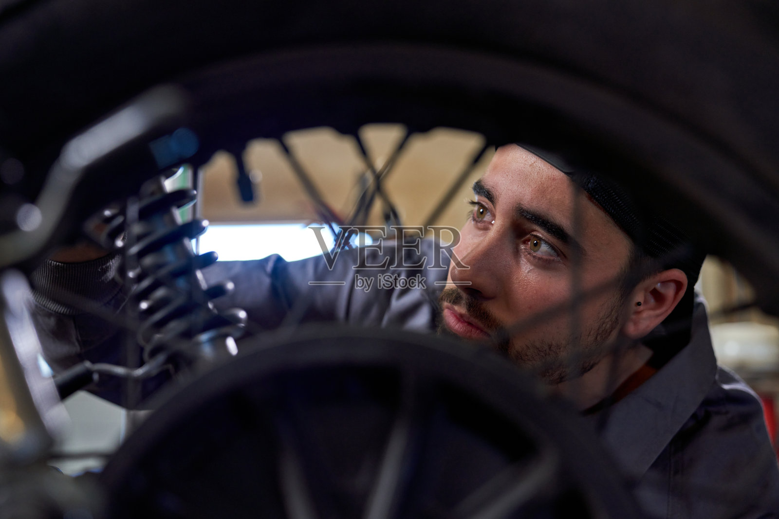 专注的人在车库里修理摩托车照片摄影图片