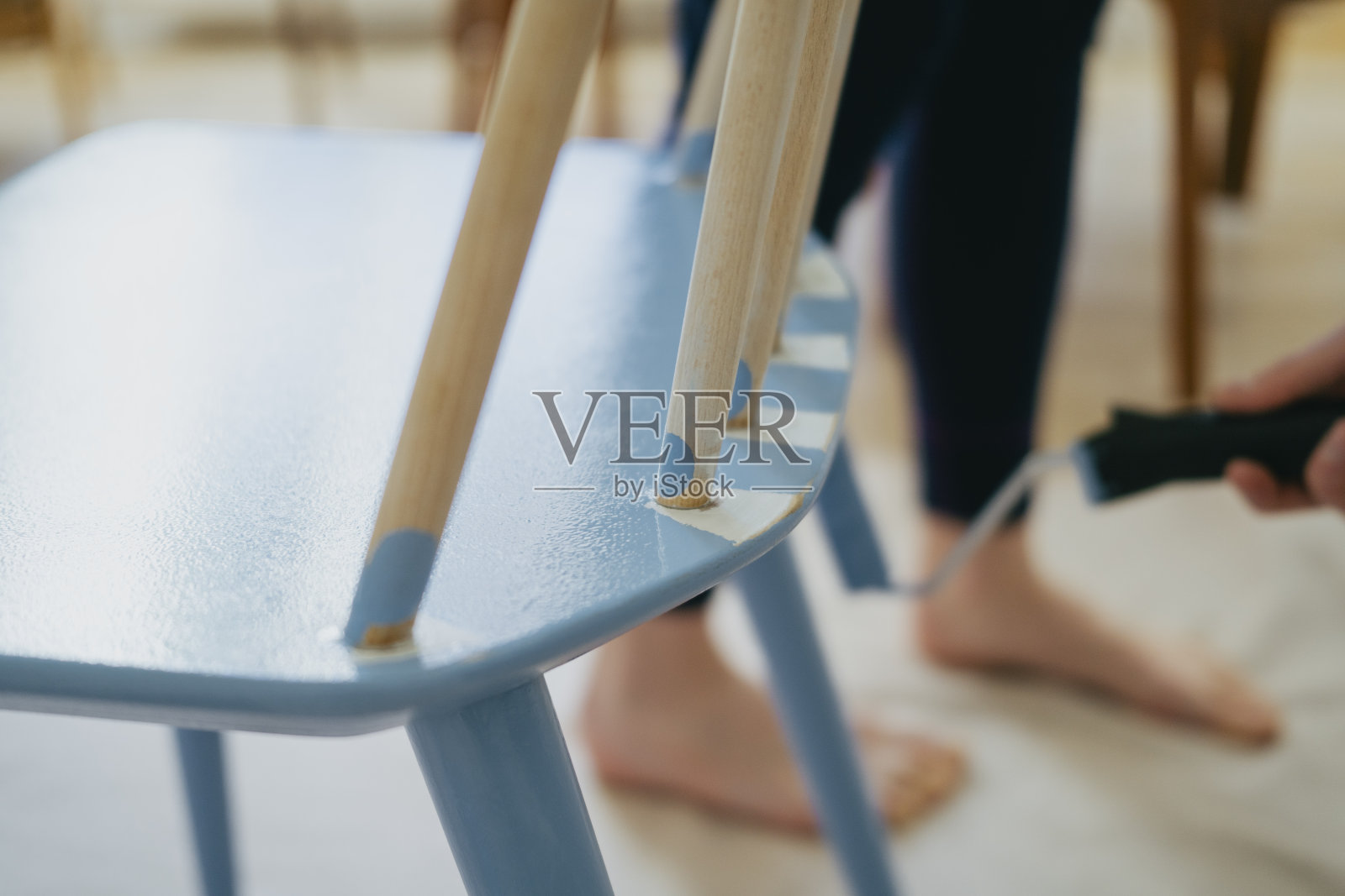 特写——在家里画一把木椅照片摄影图片