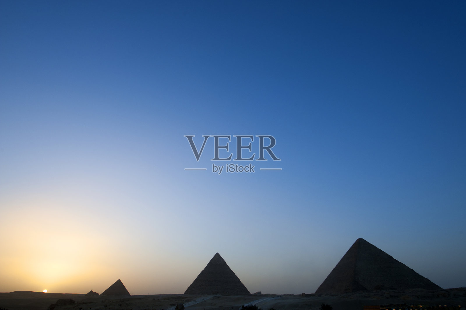 埃及开罗吉萨金字塔群日落照片摄影图片