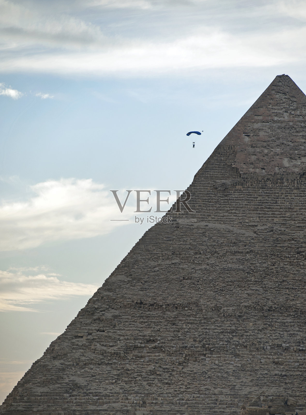 在吉萨开罗埃及，卡夫拉金字塔（胡夫金字塔）上的跳伞者照片摄影图片