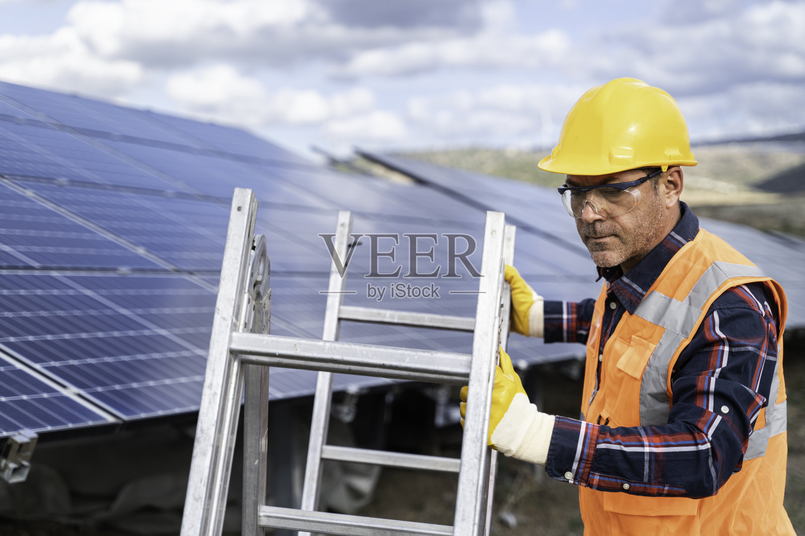 在太阳能电池板厂安装太阳能电池板。照片摄影图片