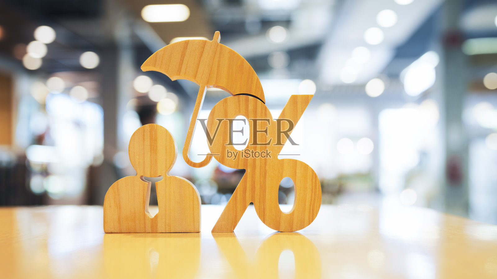 商人用百分比、税收管理概念和利润撑伞的标志。照片摄影图片