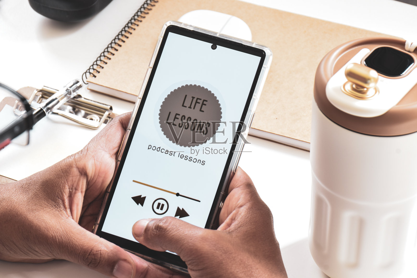 一名南亚男子正在用智能手机收听生活课程播客。动机，心理健康的概念。照片摄影图片