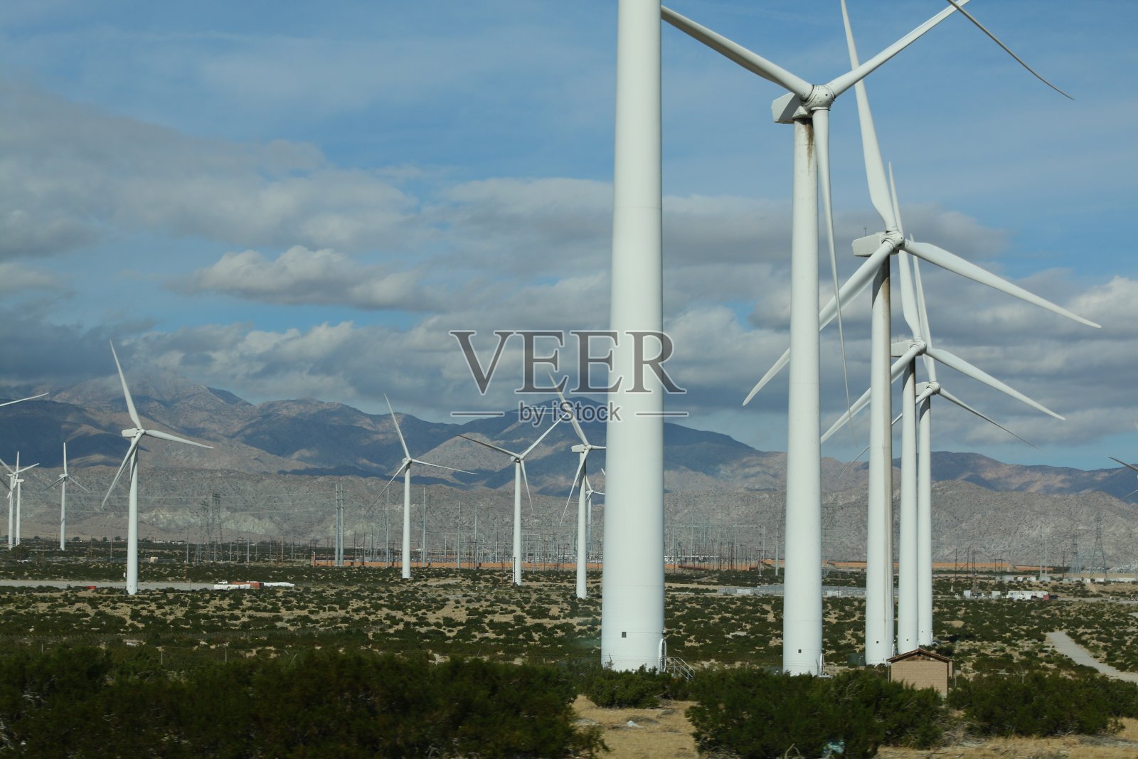 风力涡轮机，山脉照片摄影图片