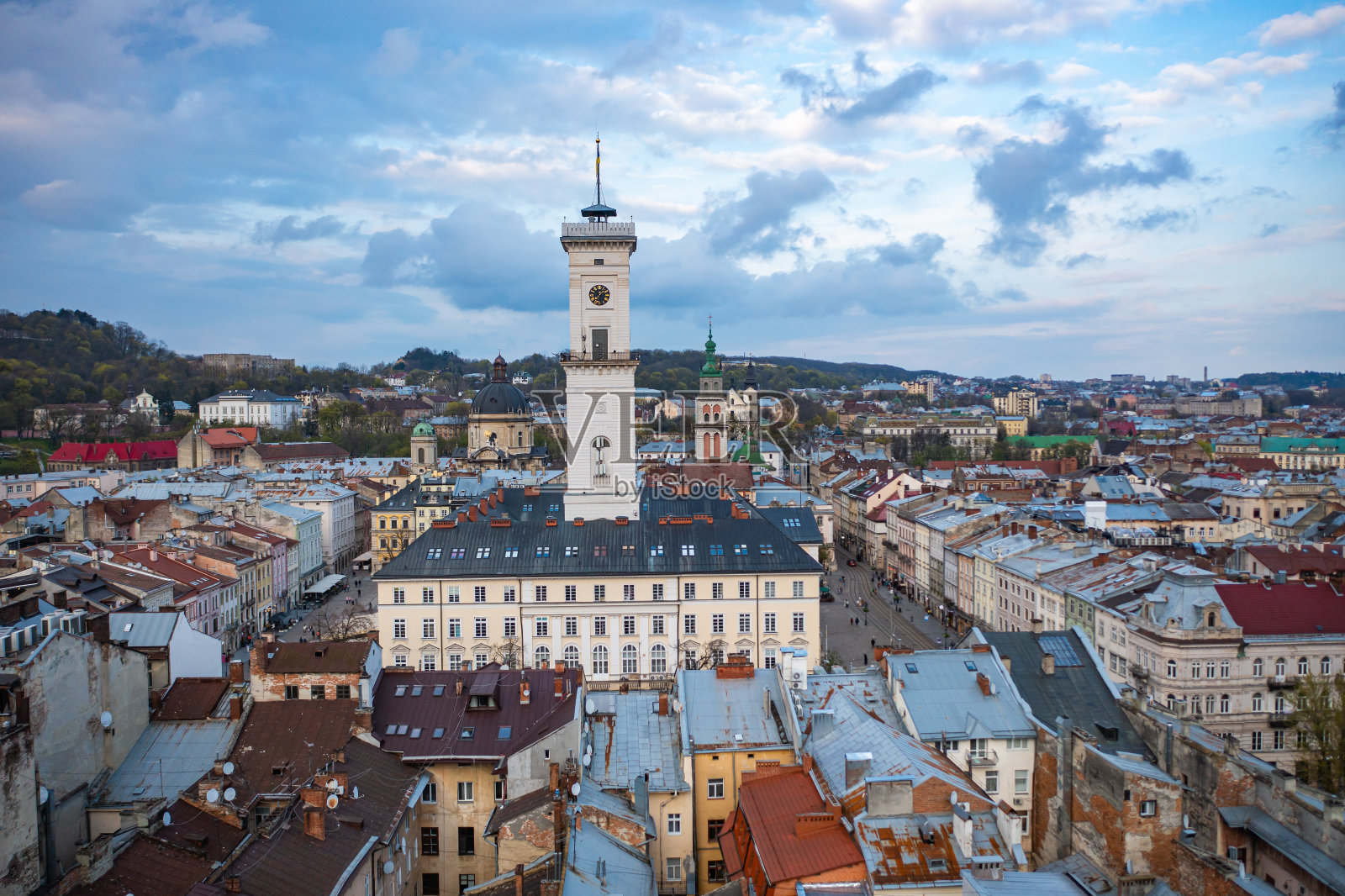 从无人机上看利沃夫市政厅照片摄影图片
