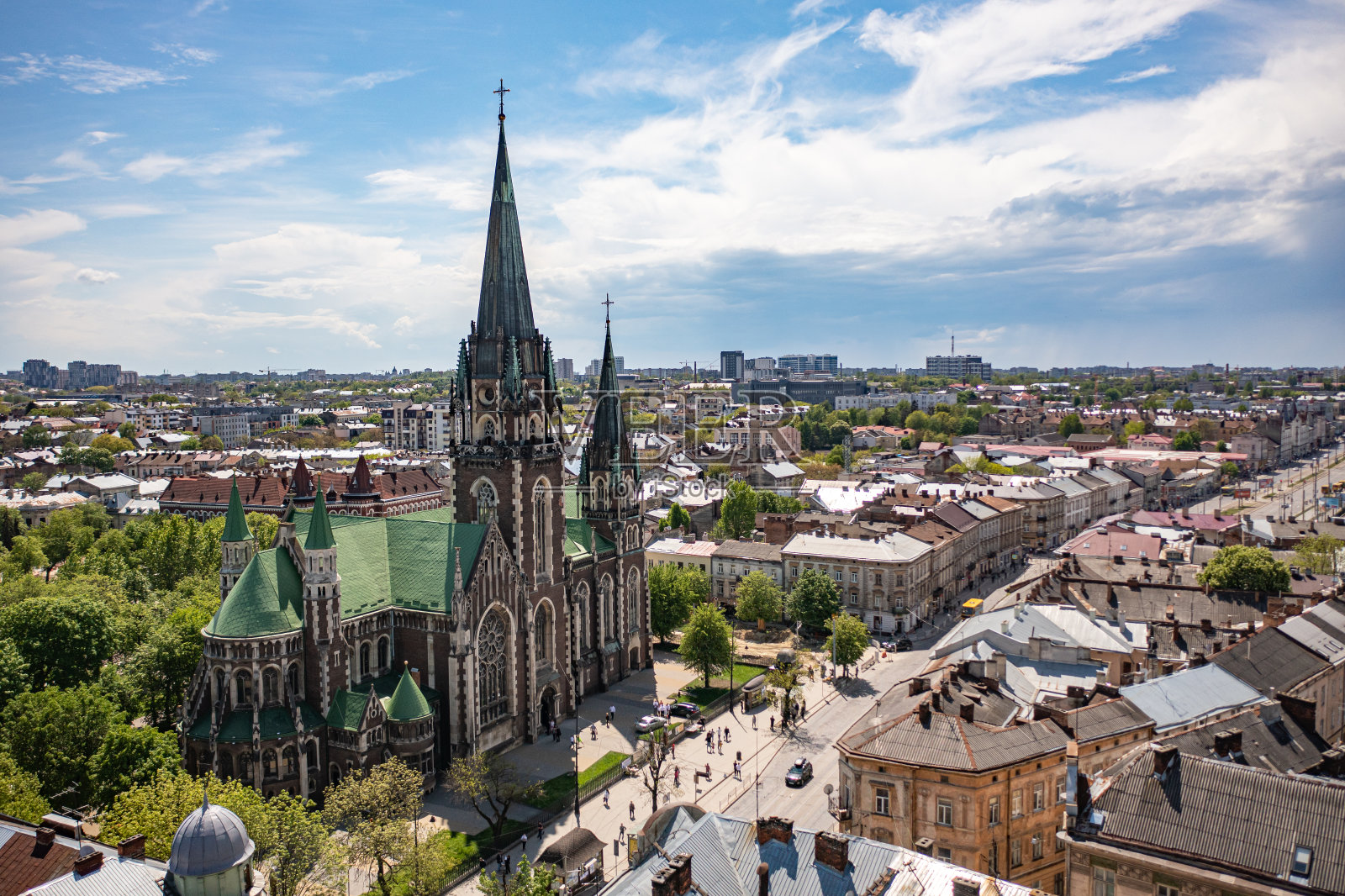 乌克兰利沃夫伊丽莎白教堂的无人机鸟瞰图。照片摄影图片