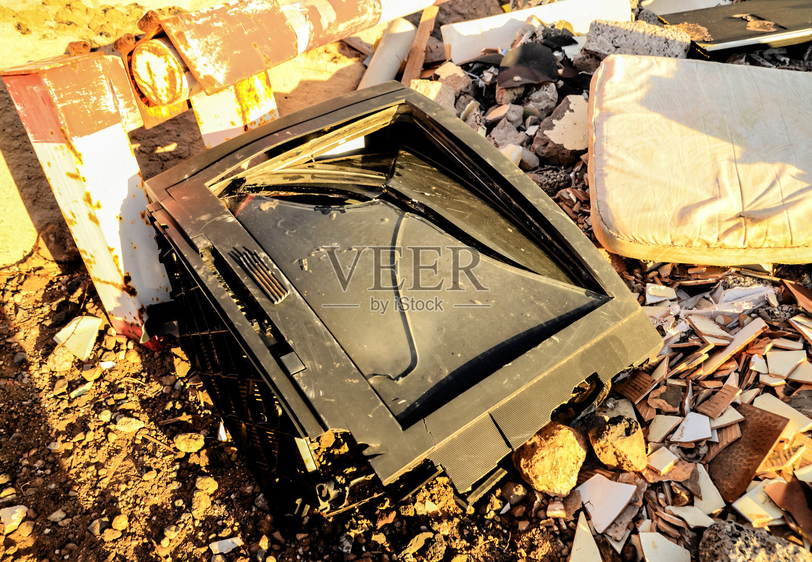 坏掉的黑色电视机照片摄影图片