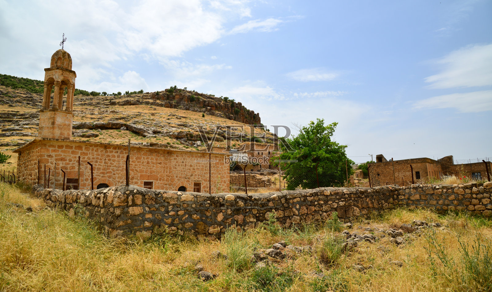 Dereici村位于土耳其马尔丁的Savur，是一个亚述村庄，有废弃的房屋和古老的教堂。照片摄影图片