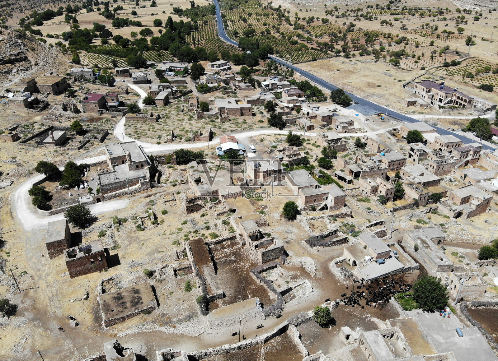 Dereici村位于土耳其马尔丁的Savur，是一个亚述村庄，有废弃的房屋和古老的教堂。照片摄影图片