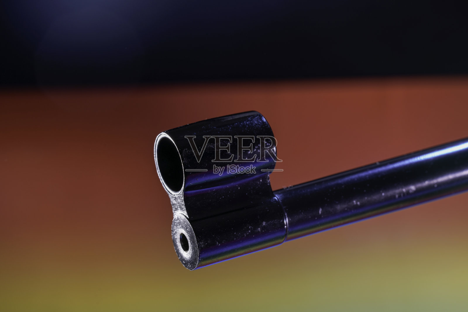 带黑枪管和后瞄准镜的气手枪照片摄影图片