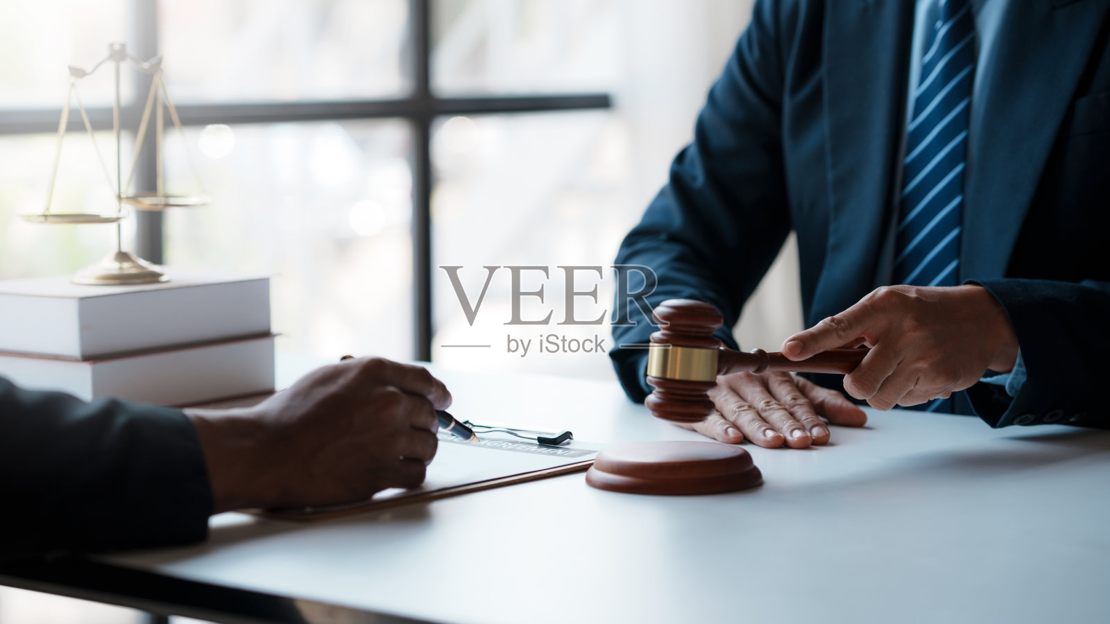 律师与债务人签订合同以调解诉讼照片摄影图片