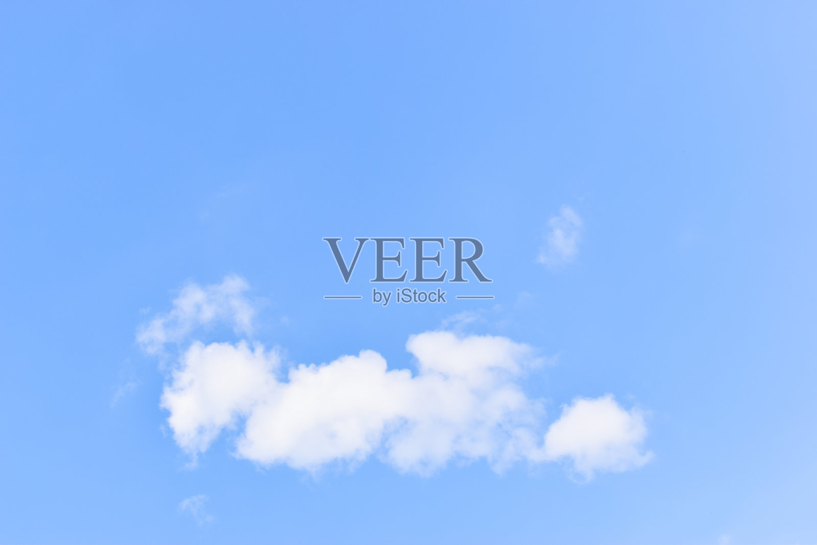 美丽的蓝天和白色蓬松的云彩群在早晨日出，自然的背景照片摄影图片