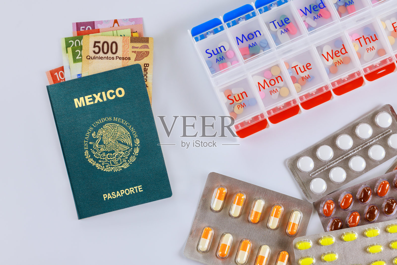 在墨西哥非常昂贵的治疗服务，墨西哥护照，墨西哥比索钞票，处方药照片摄影图片