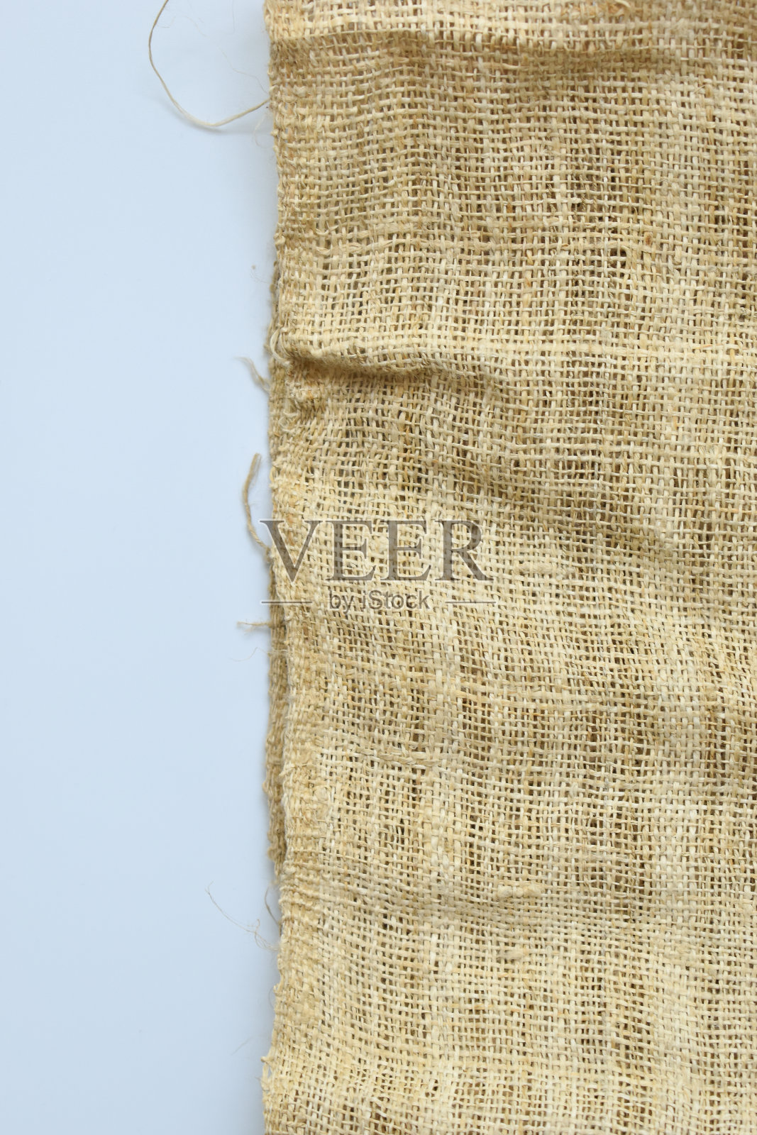 撕裂麻布隔离在白色背景，粗麻布织物纹理设计照片摄影图片