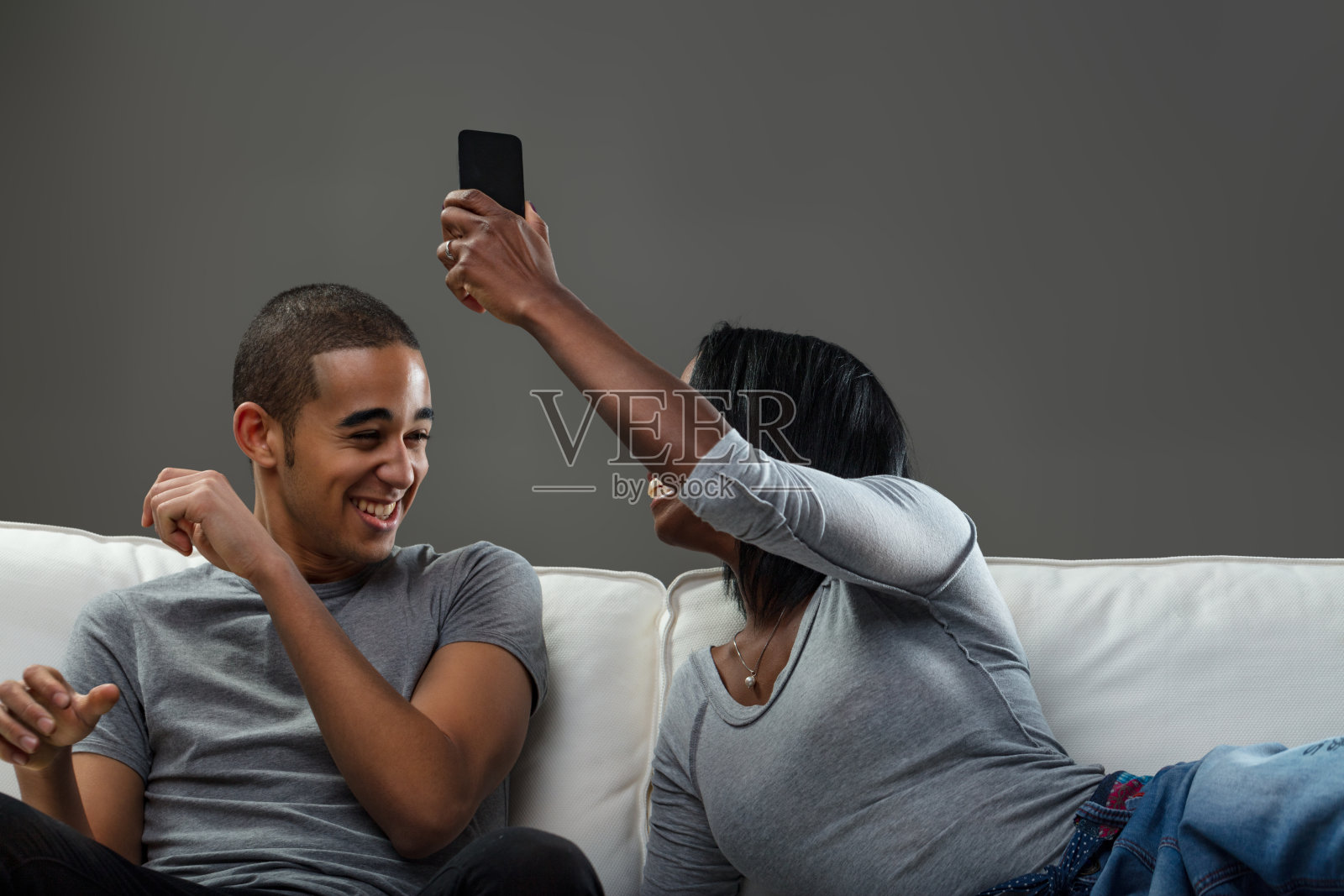 年轻人笑，假装辩护，夫妻打闹照片摄影图片