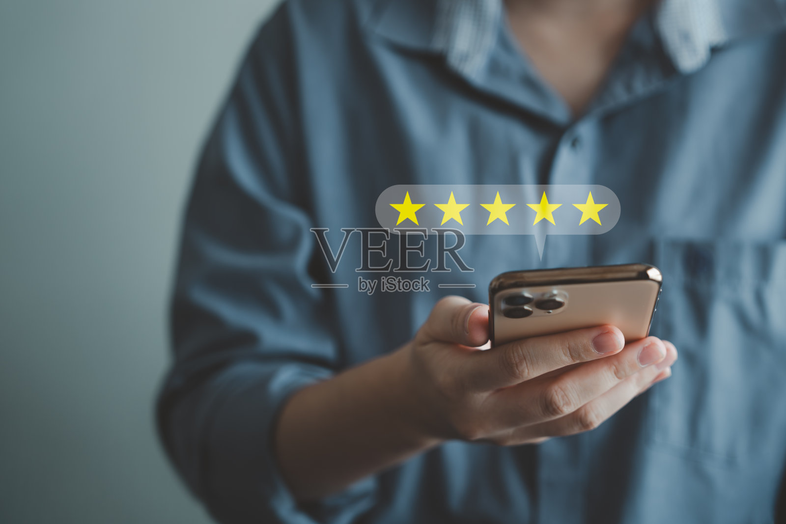 客户使用智能手机给予五星级的满意度评分。照片摄影图片