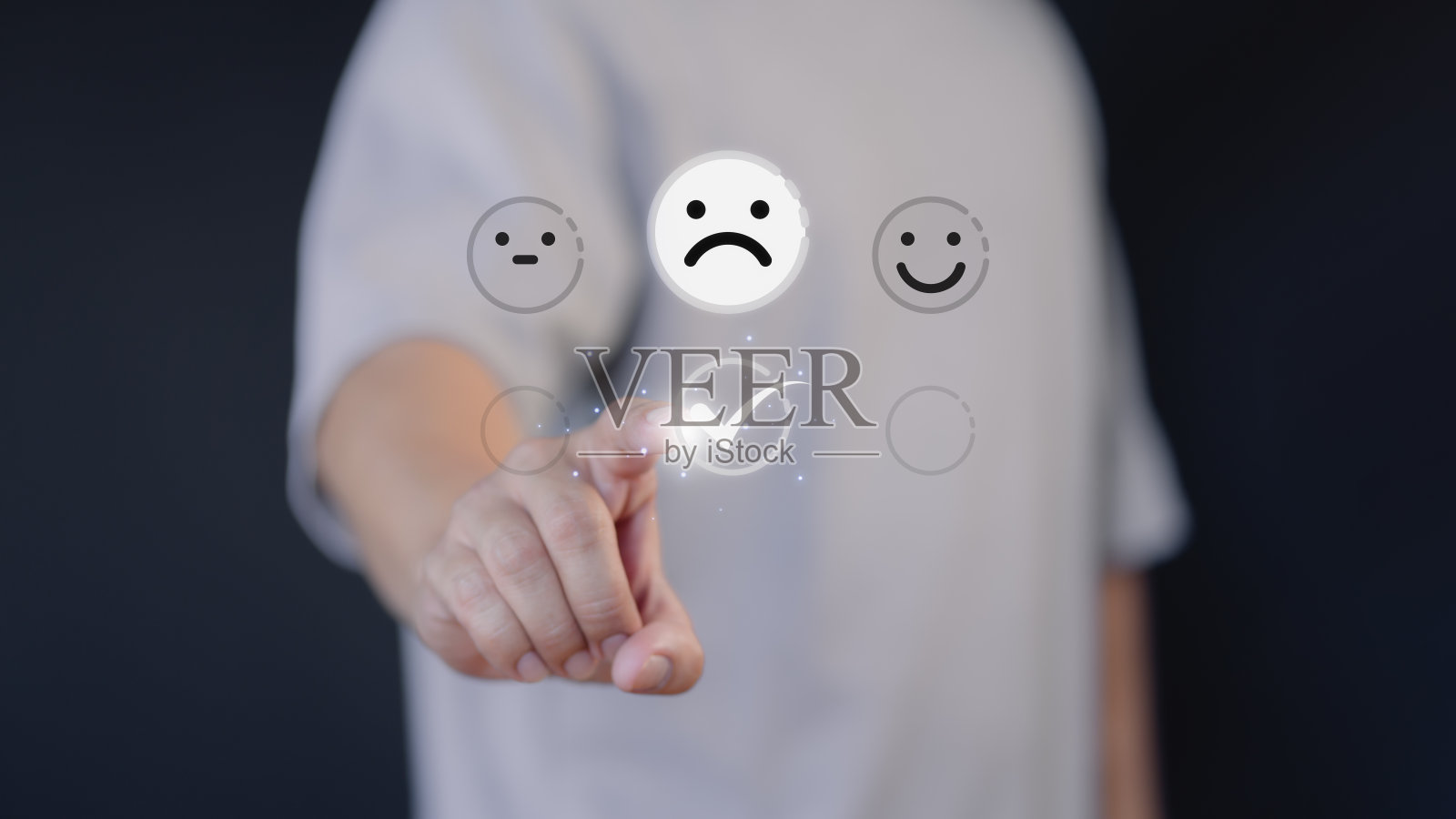 客户在虚拟屏幕上以愤怒的表情给服务打分，差评，客户不喜欢服务和质量，低评级，社交。客户体验不满意的商业证明。照片摄影图片