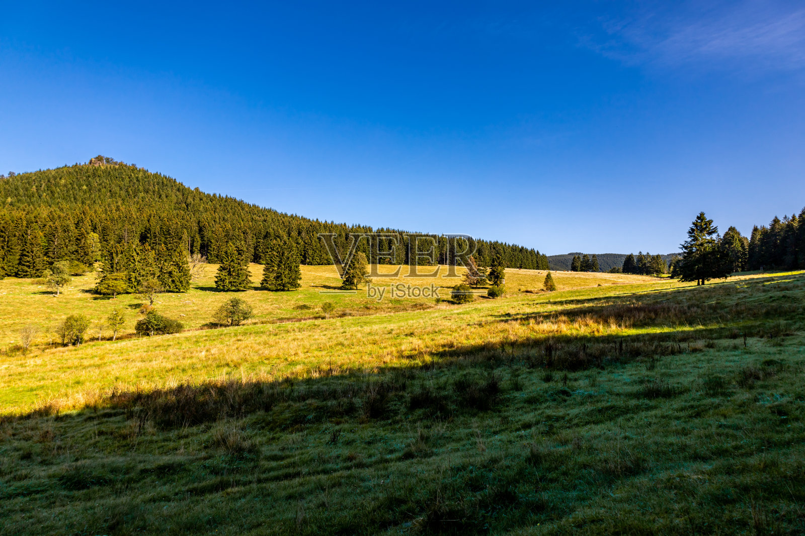 秋季在图林根森林的高步道上骑行，途经奥伯霍夫和苏尔照片摄影图片