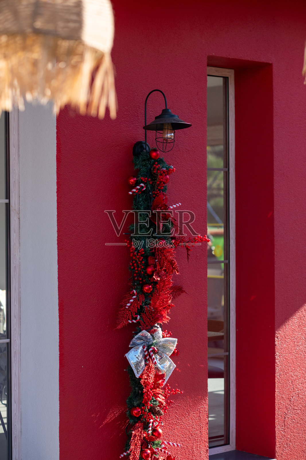 圣诞树，红色圣诞装饰品户外库存照片照片摄影图片