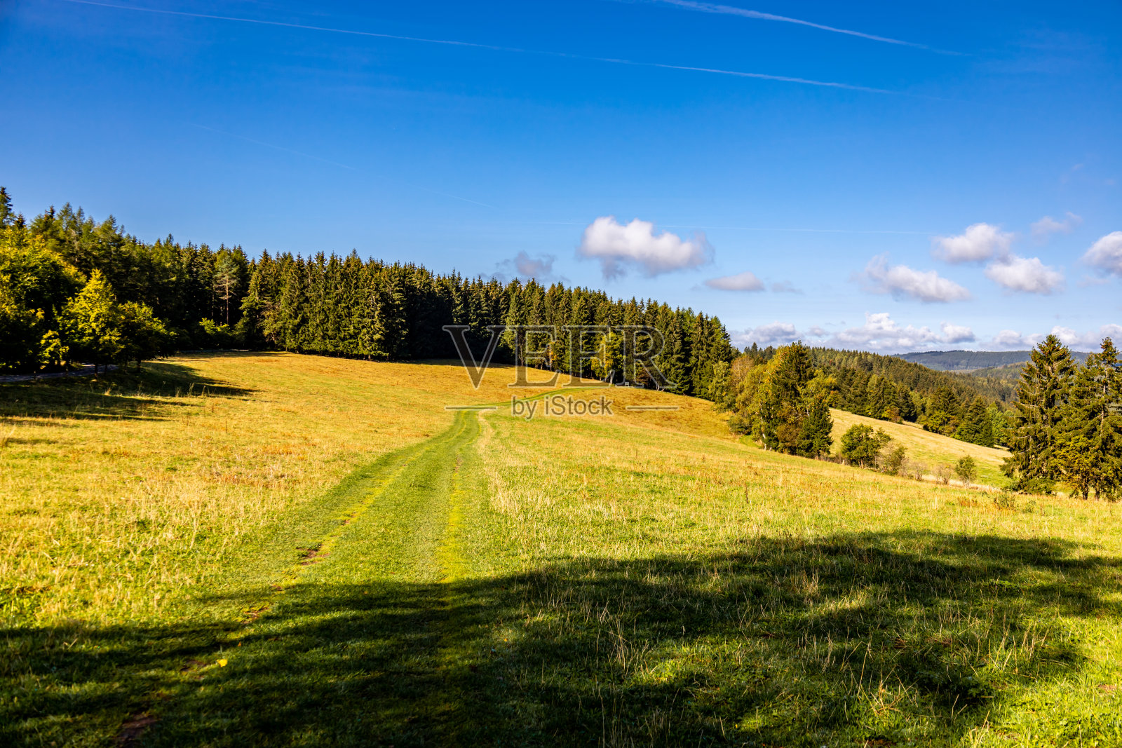 秋季在图林根森林的高步道上骑行，途经奥伯霍夫和苏尔照片摄影图片