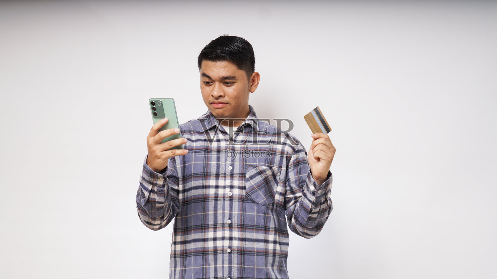 支付信用卡账单时的震惊表情照片摄影图片