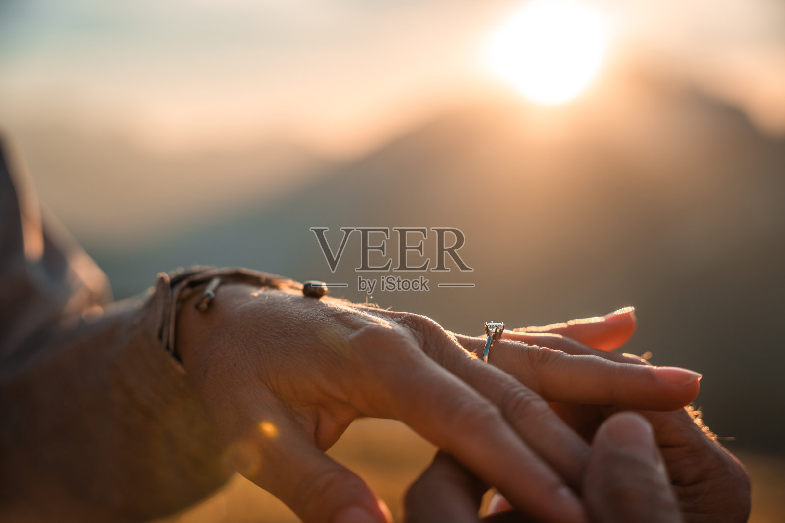 戴着订婚戒指的白人女性的手照片摄影图片