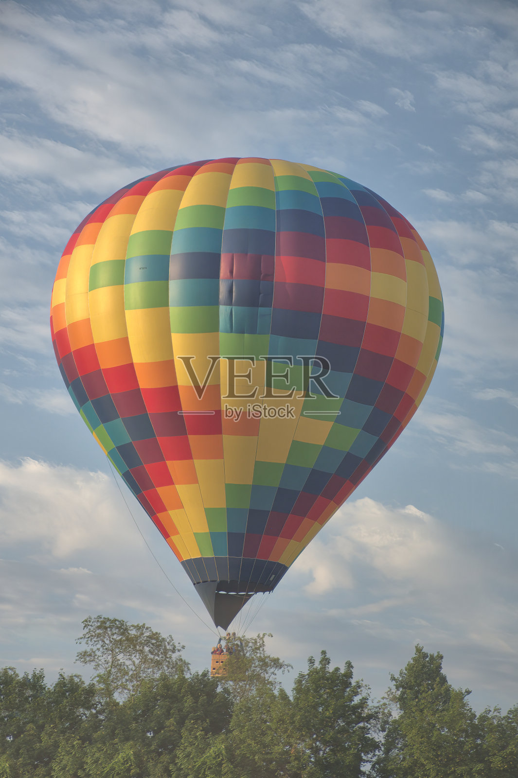 五彩缤纷的热气球掠过山顶照片摄影图片