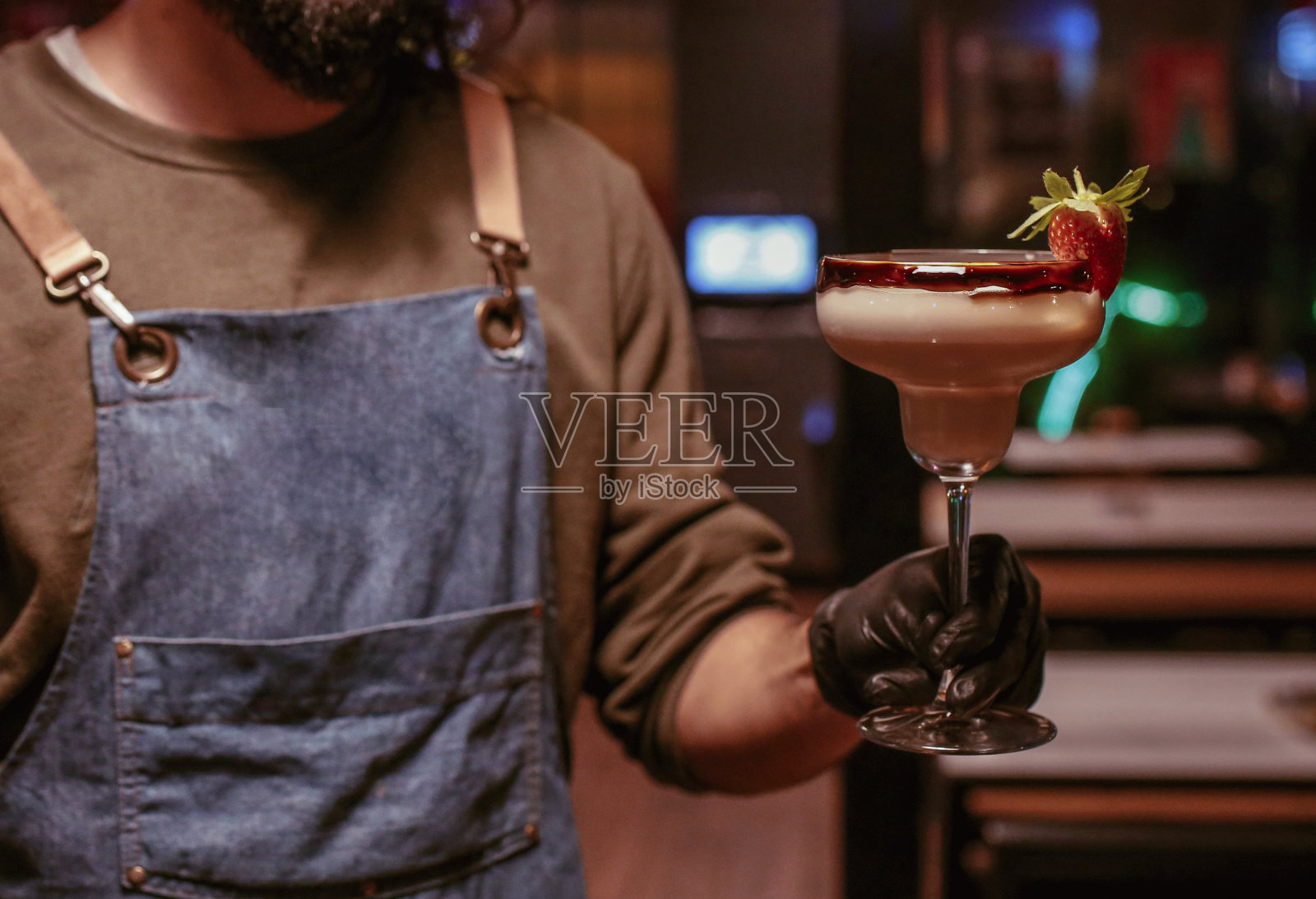 调酒师端着鸡尾酒照片摄影图片