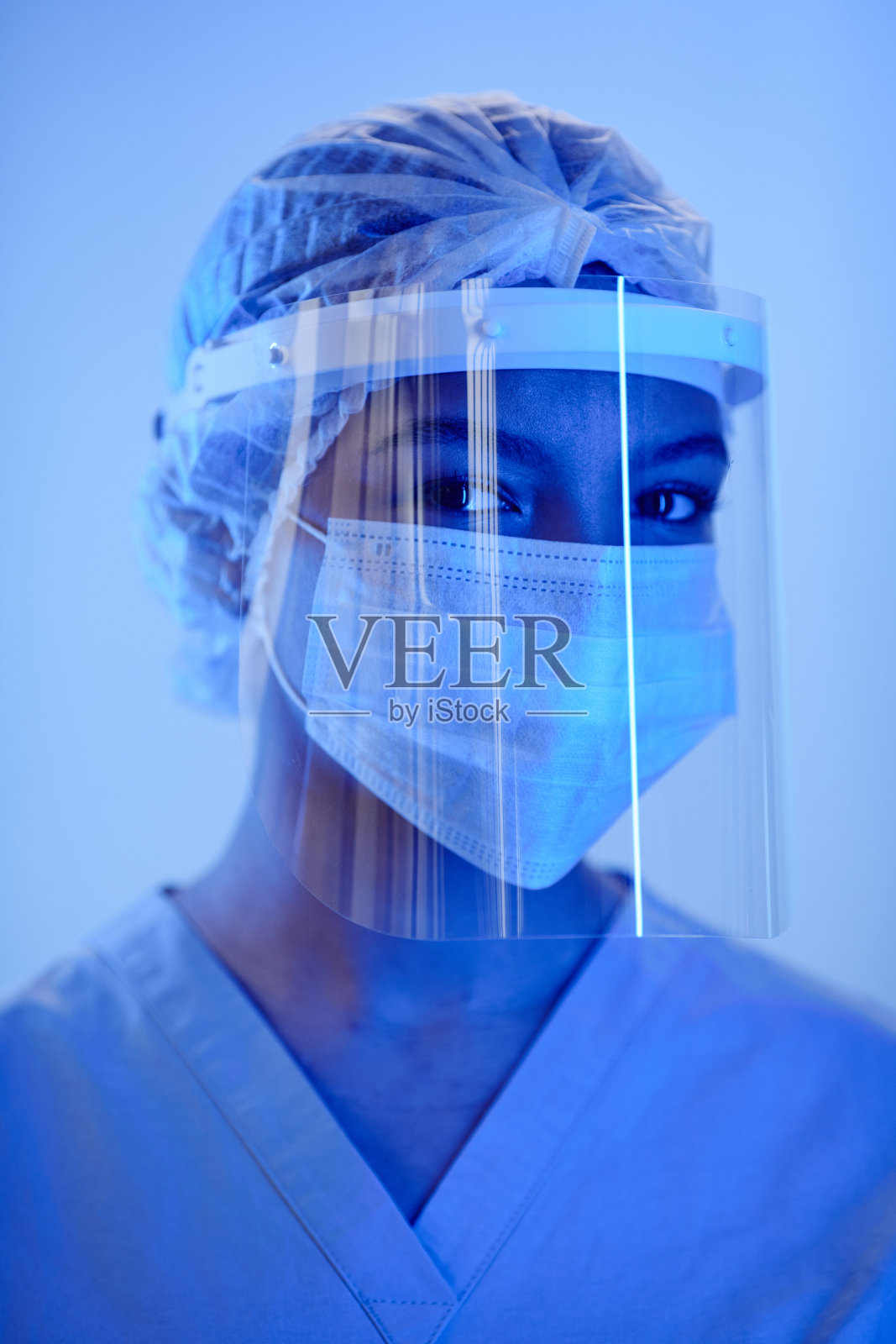 穿着防护服的医生看着摄像机照片摄影图片