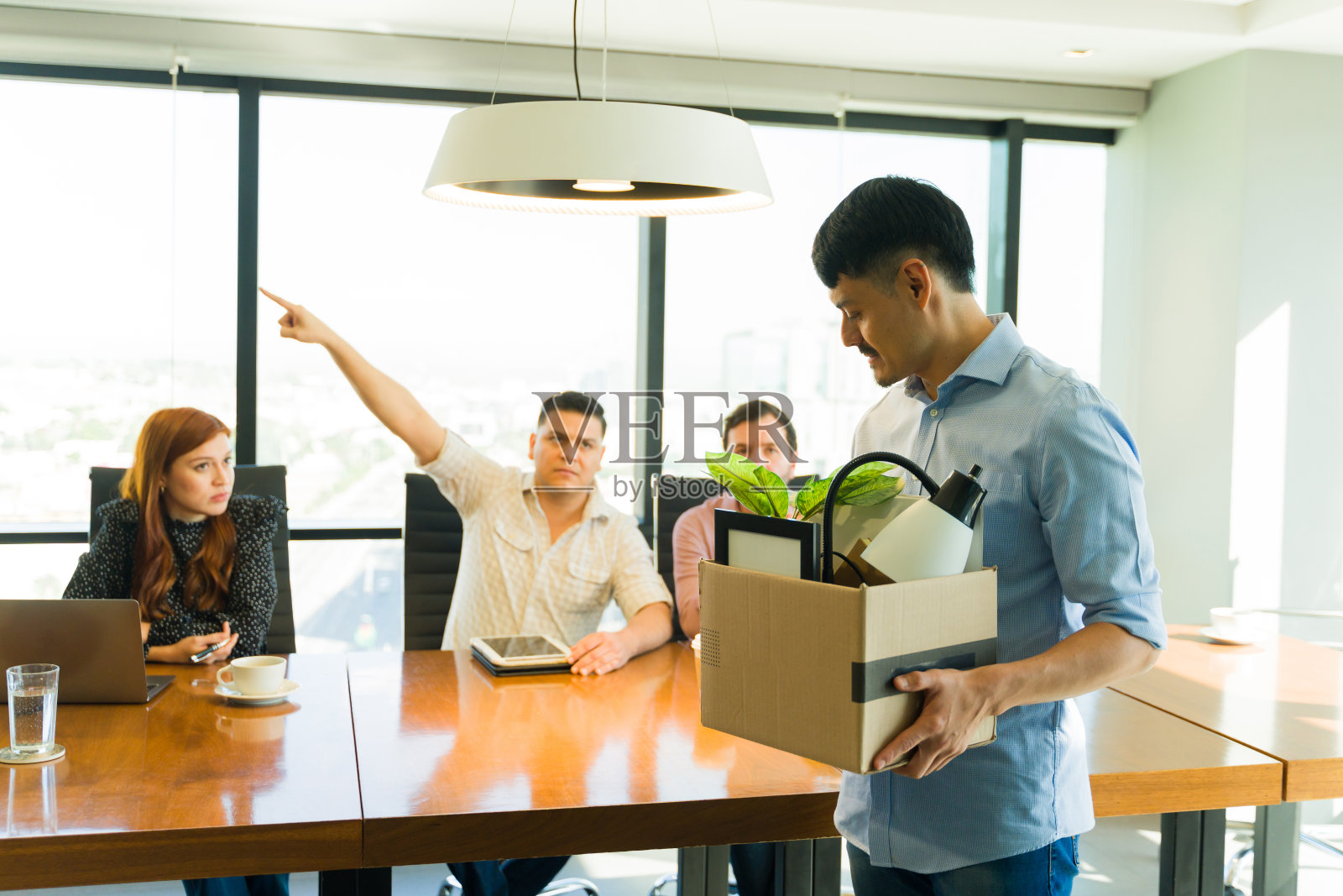 拉丁人被解雇了，然后离开了照片摄影图片