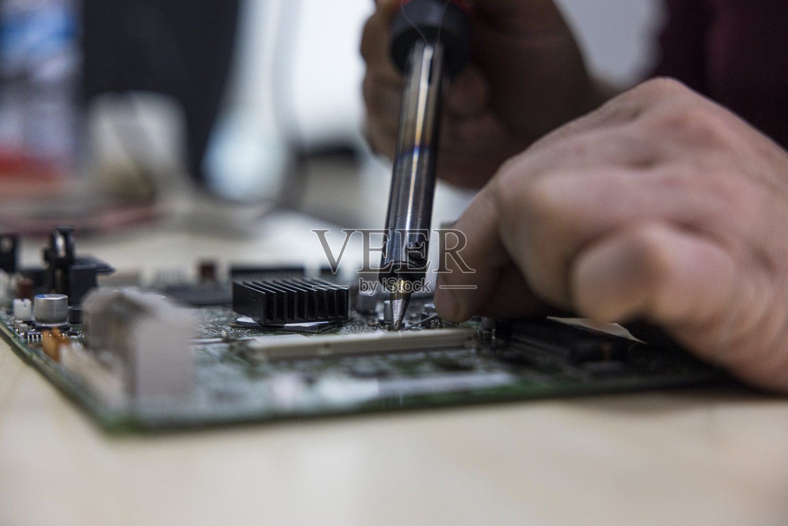 技术员正在焊接母板照片摄影图片