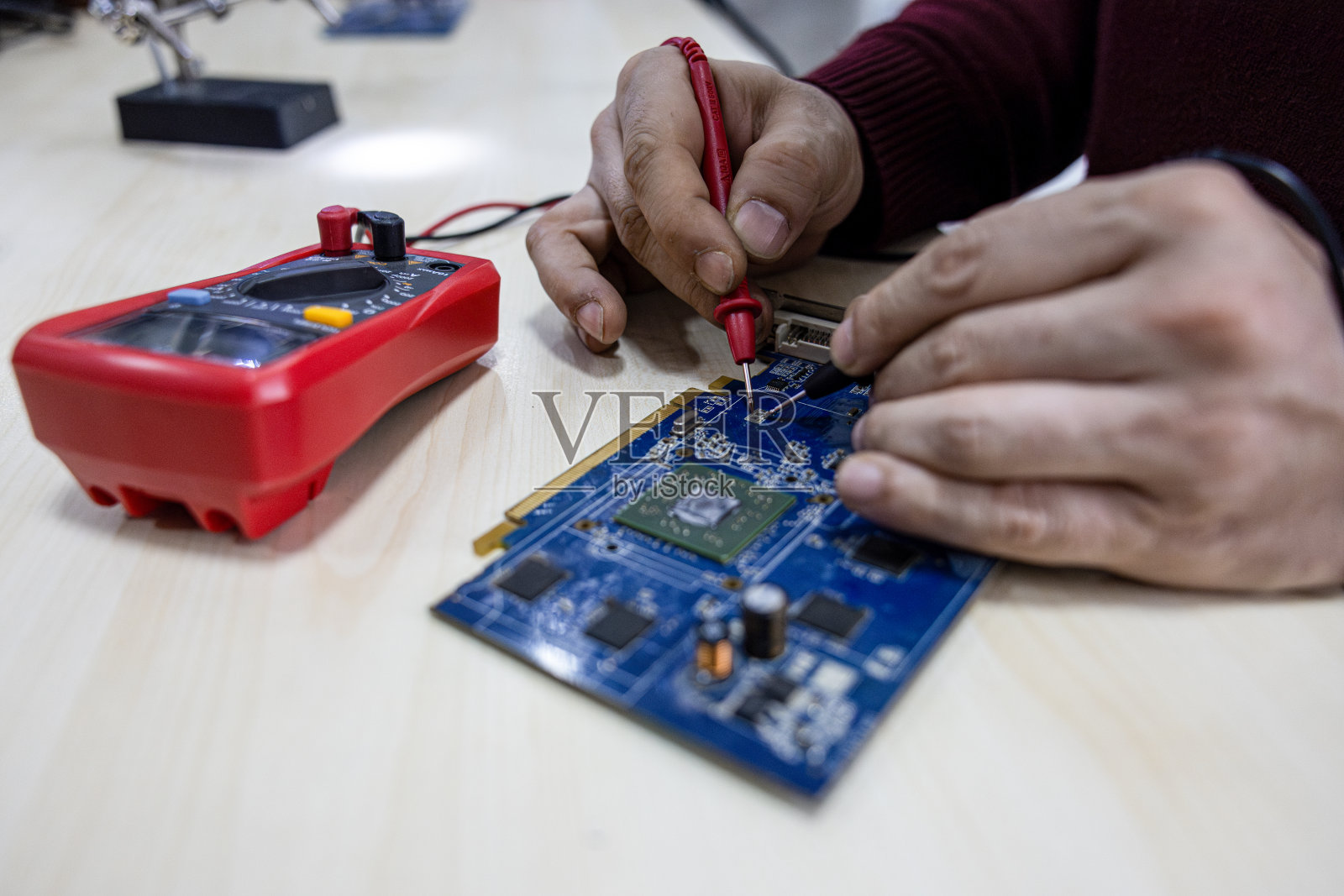 用数字万用表测试电压照片摄影图片