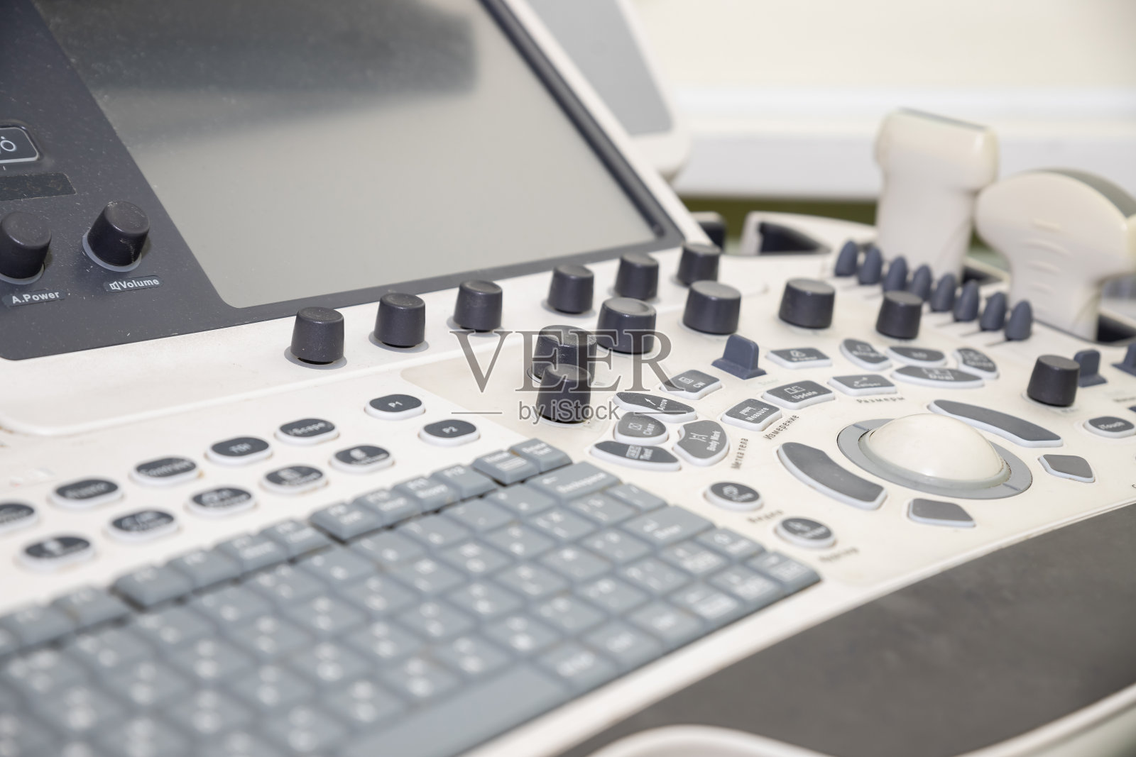 带传感器的超声波机。医生办公室里超声波仪的传感器。外科临床电脑室。先进的医院超声机。照片摄影图片