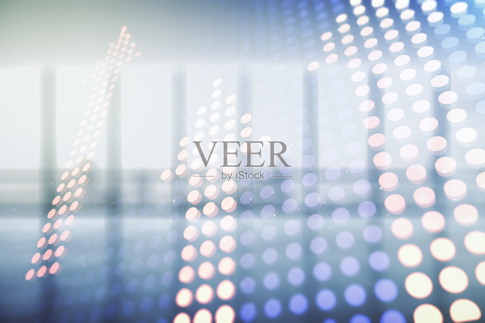 虚拟向上箭头插图在空的公司办公室背景。突破与进步理念。Multiexposure照片摄影图片