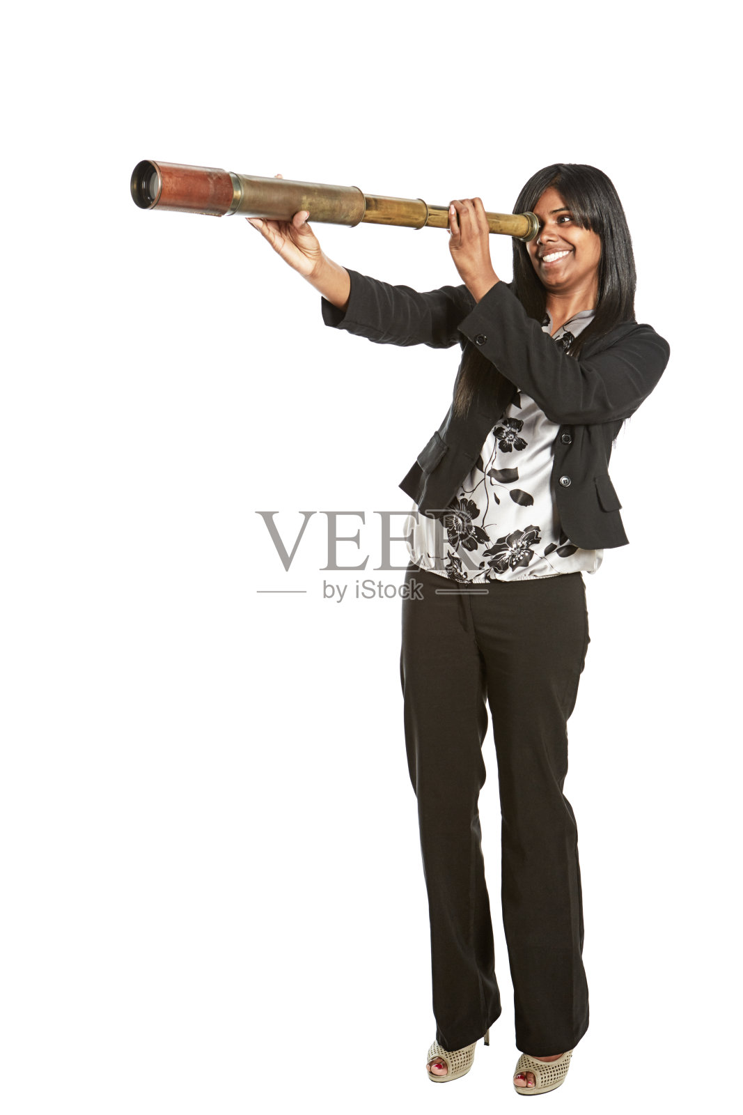 一个快乐的年轻女子带着灿烂的笑容透过古董望远镜看过去照片摄影图片