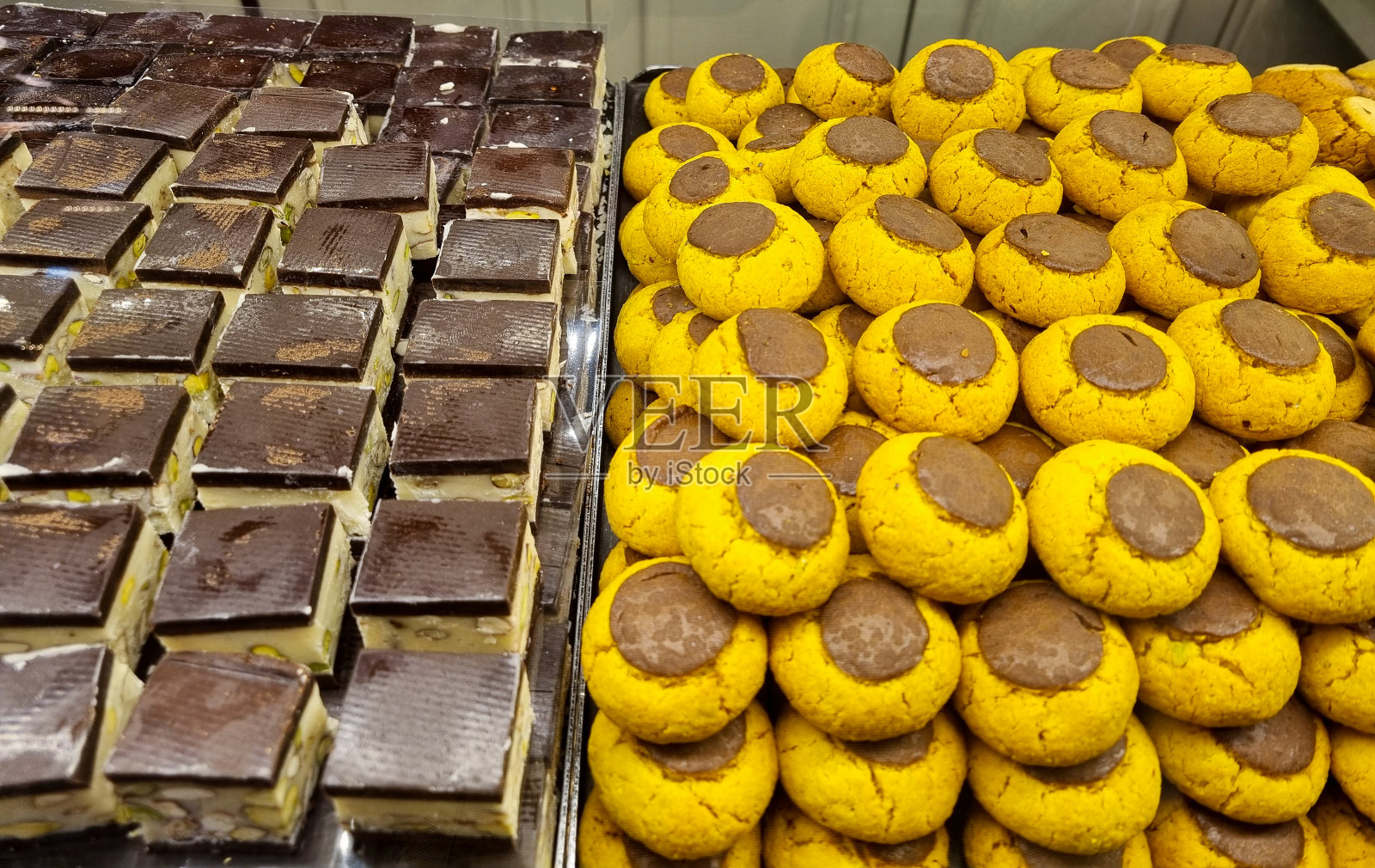 蛋糕店橱窗，陈列着各种各样的蛋糕。糕点店照片摄影图片