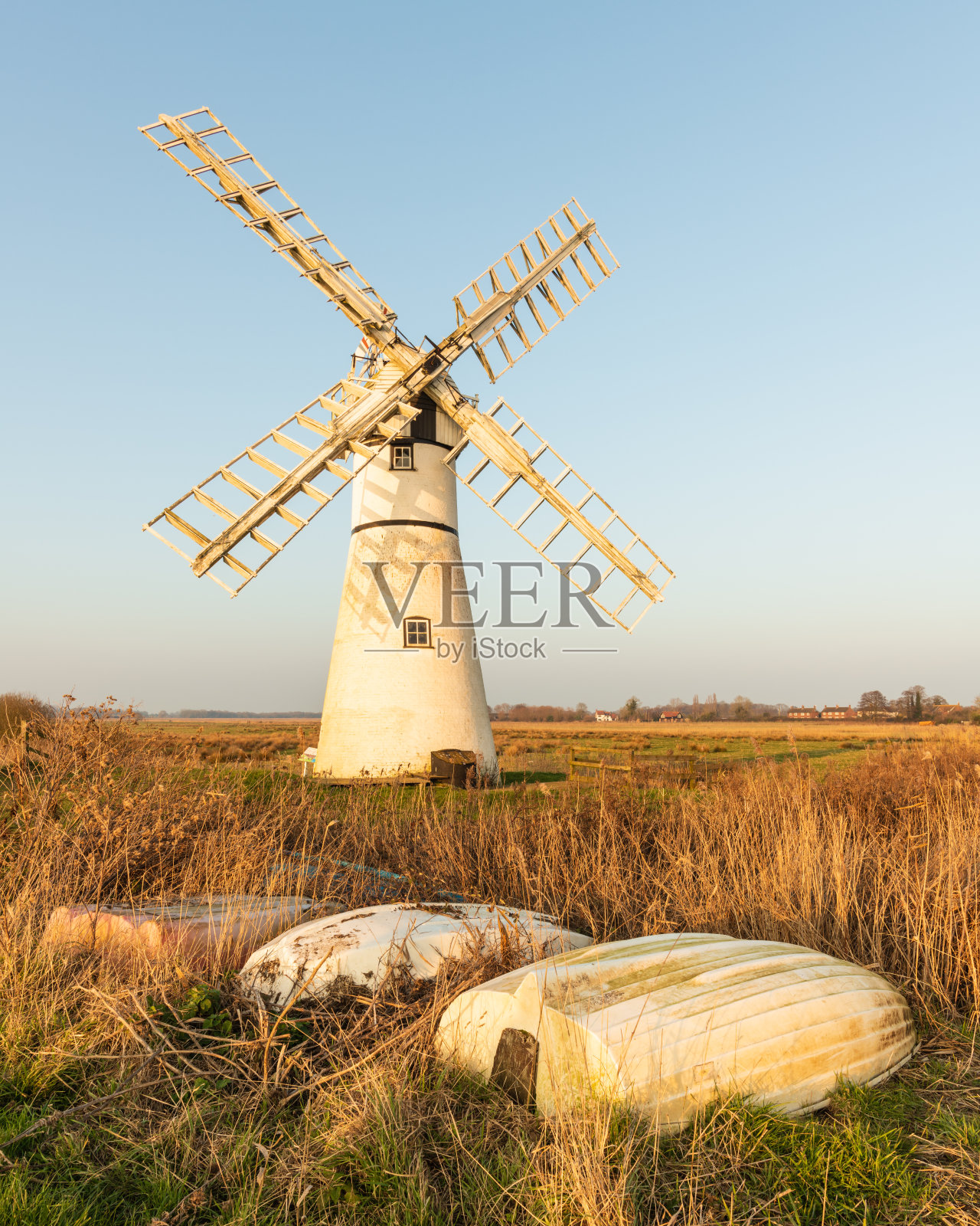 图恩风泵在一个蓝色的天空下午，向上划船在前景-诺福克照片摄影图片