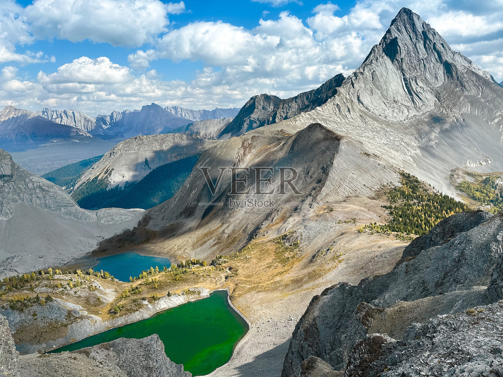 从山顶俯瞰山景照片摄影图片