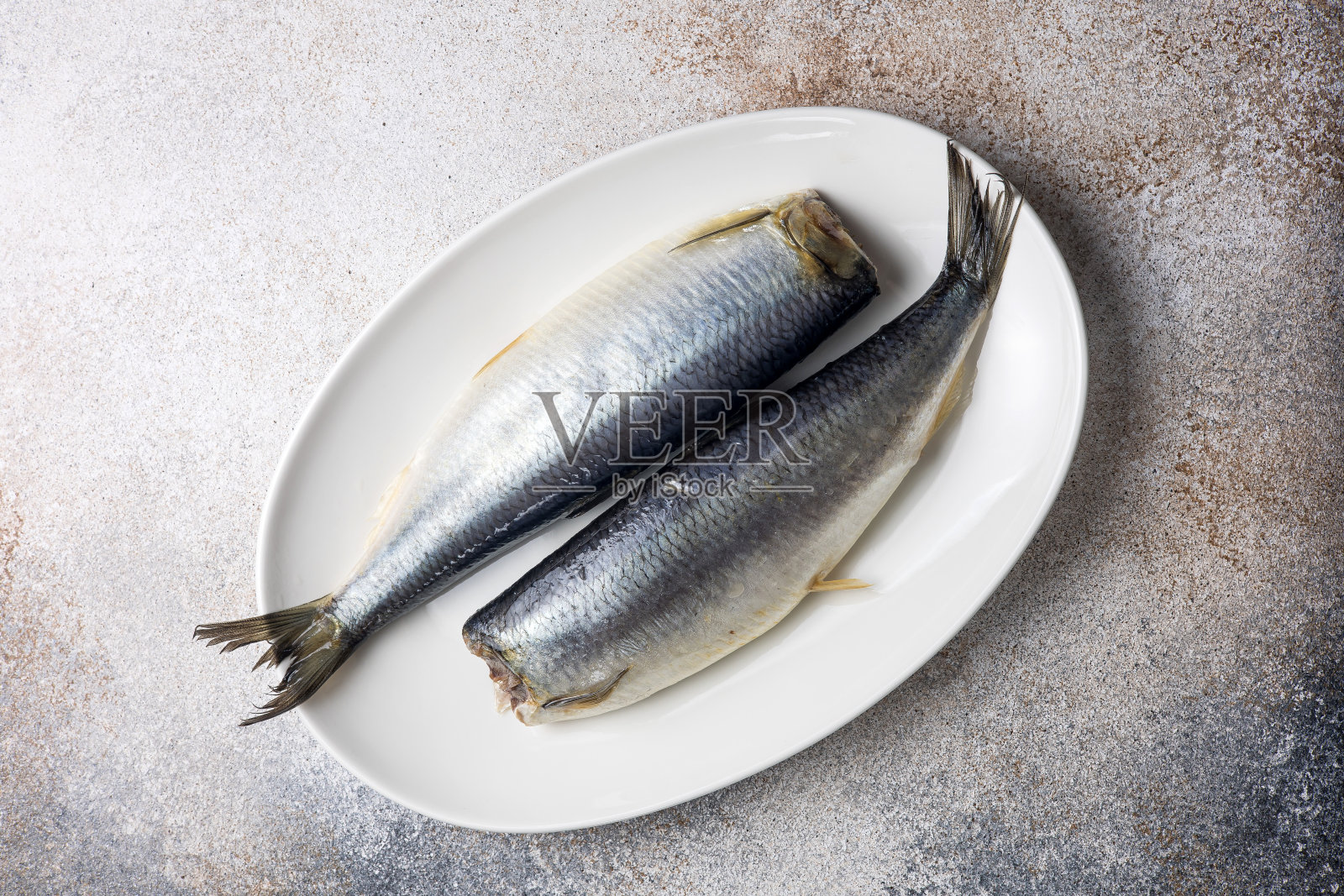 盘子里的咸鱼。近距离照片摄影图片