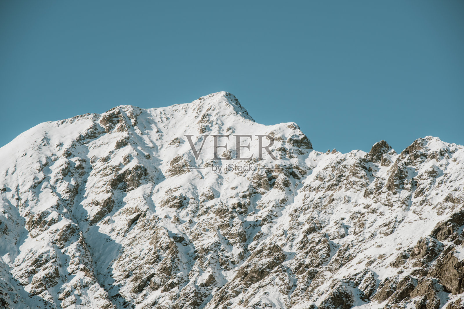 Cuneo,意大利。2024年1月。海上阿尔卑斯山峰上的降雪照片摄影图片