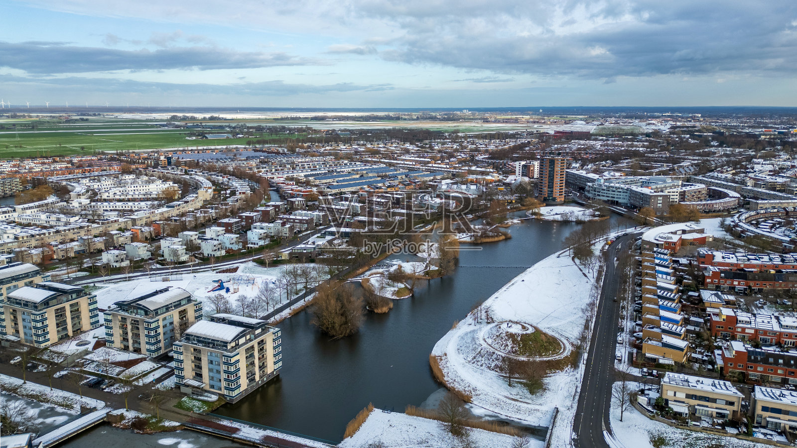 鸟瞰荷兰阿默斯福特纽兰的住宅区，这是荷兰的一个大城市，在冬天下雪照片摄影图片