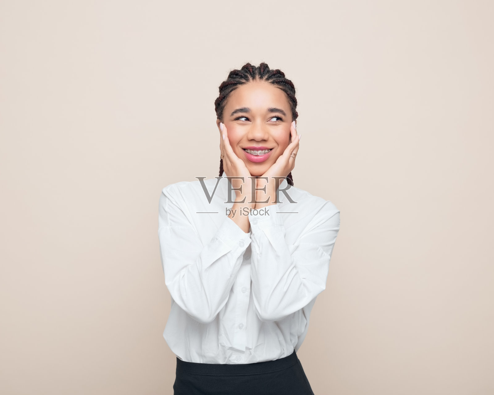 穿着白衬衫的可爱少女的肖像照片摄影图片