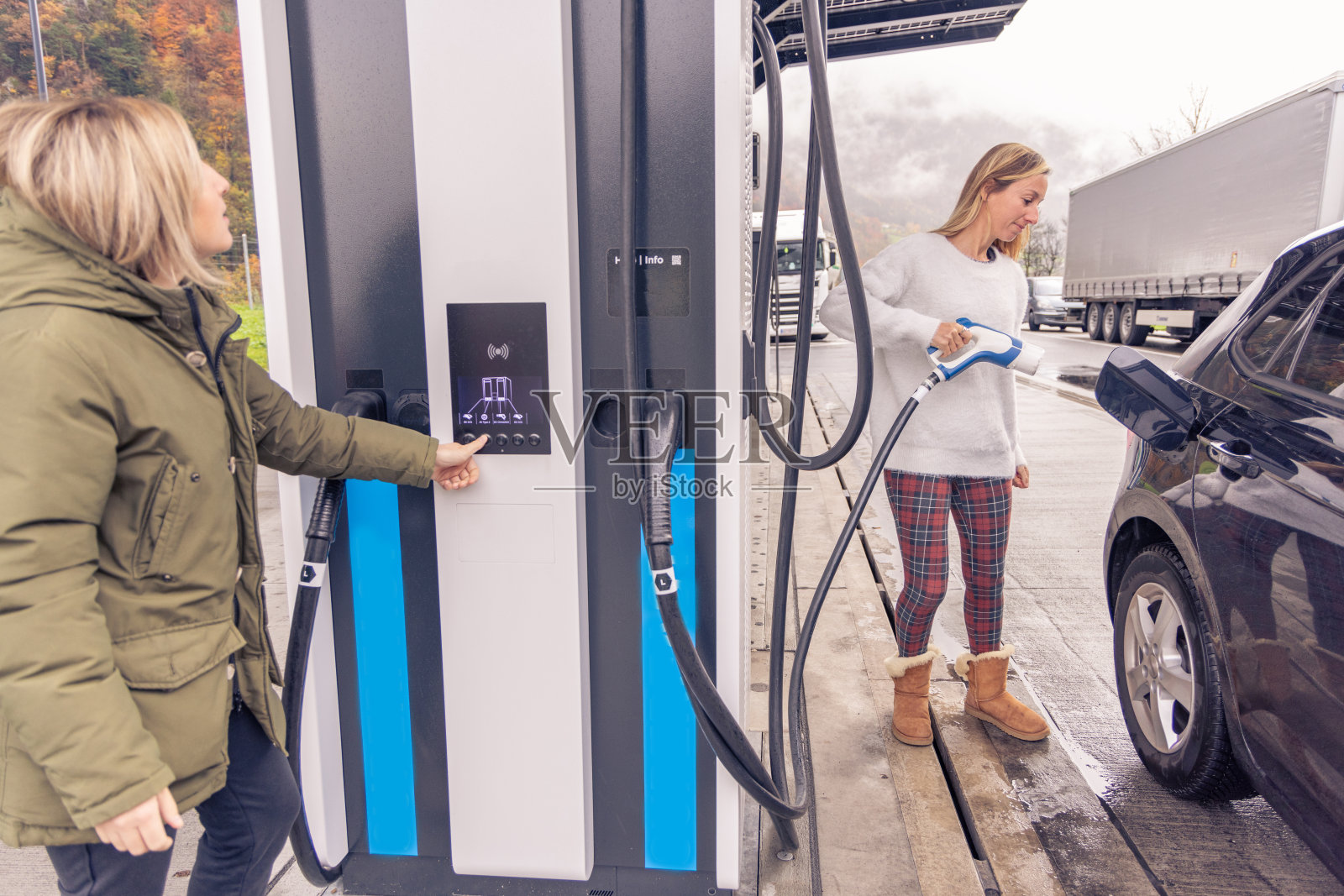 在公共充电站为电动汽车充电照片摄影图片