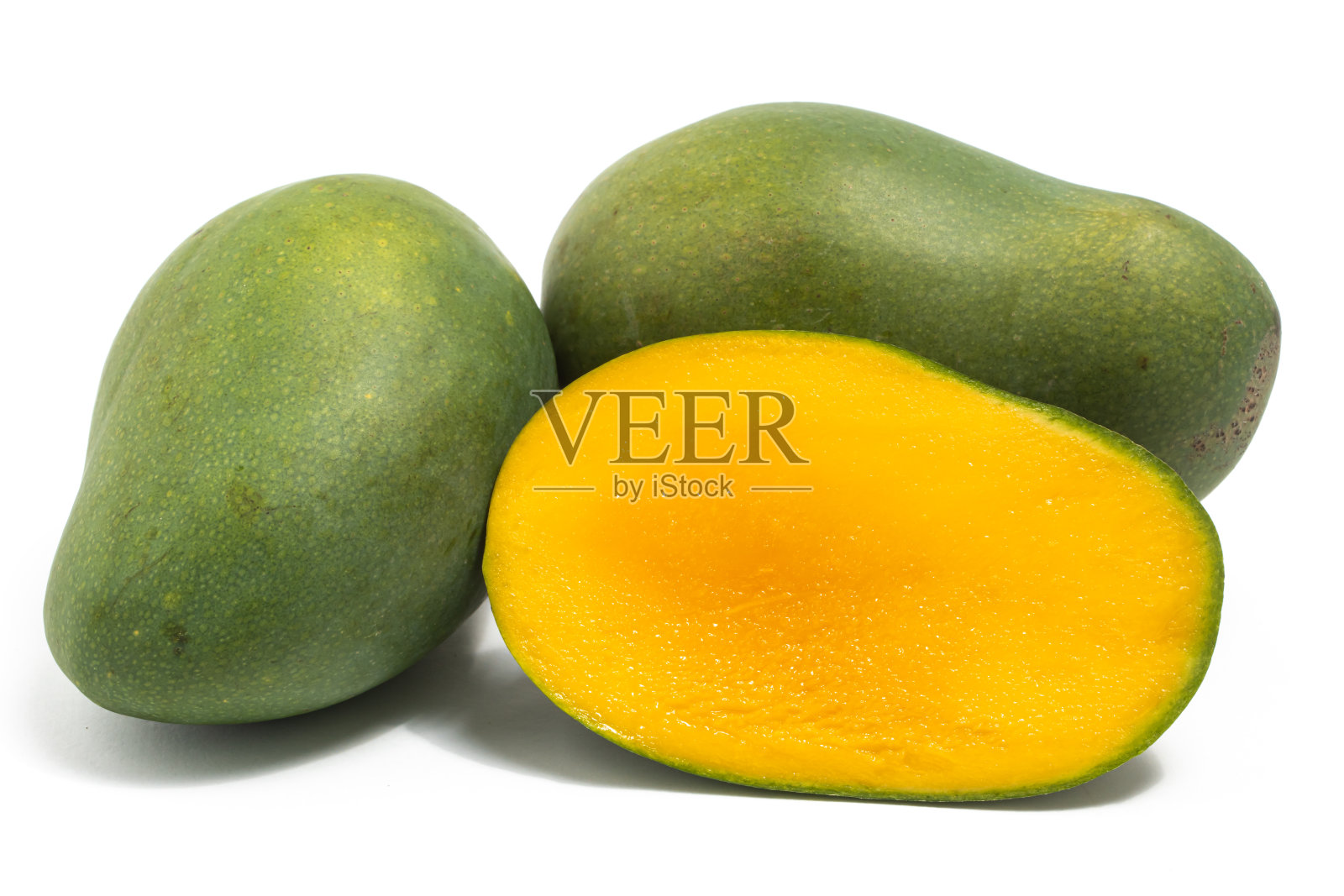 半切和两个完整的新鲜有机绿色芒果美味水果的侧面视图隔离在白色背景剪辑路径照片摄影图片