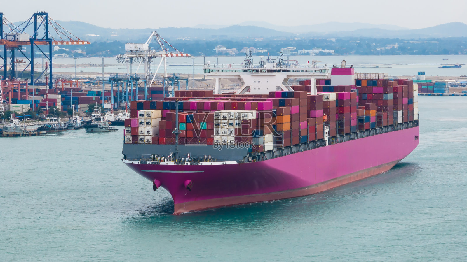 物流集装箱船在海上航行，进出口货物，并将产品分销给世界各地的经销商和消费者照片摄影图片